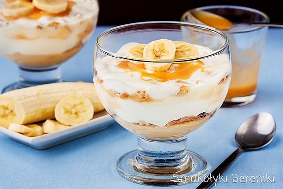 Deser bananowy warstwowy bez pieczenia z sos karmelowym