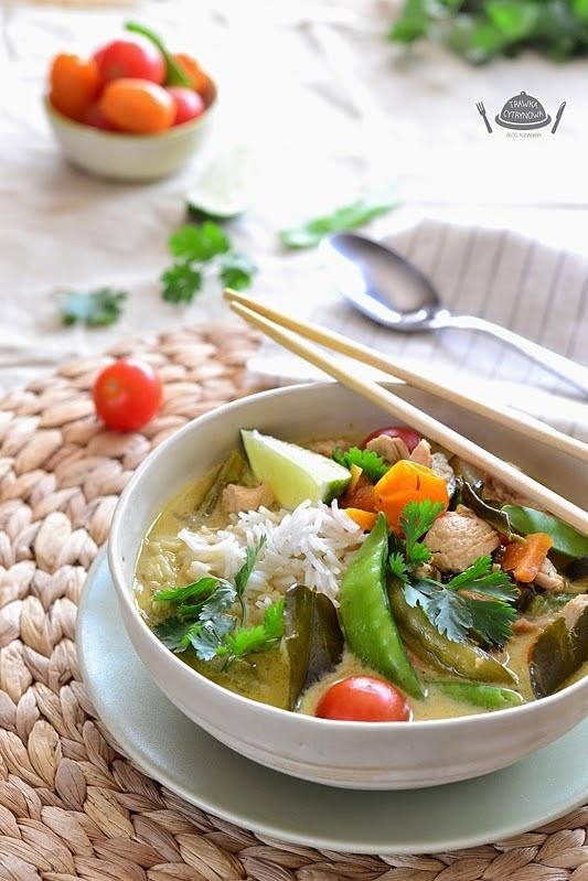 Tajskie zielone curry z kurczakiem i groszkiem cukrowym