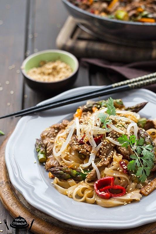 Stir-fry z rostbefem i szparagami