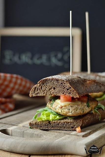 Burgery z indyka z salsą pomidorową