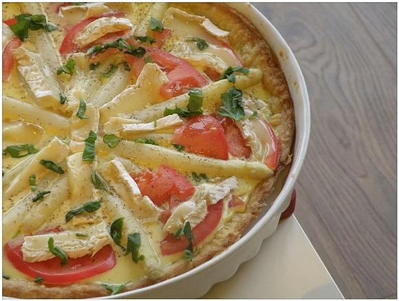 Tarta z camembert i szparagami