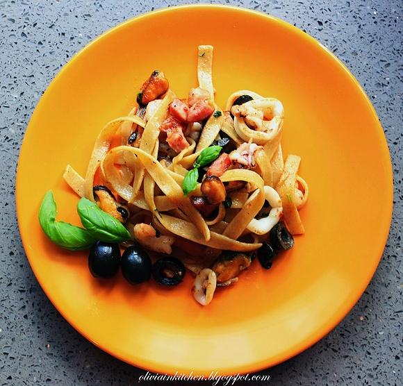 Tagliatelle z owocami morza i kalmarami