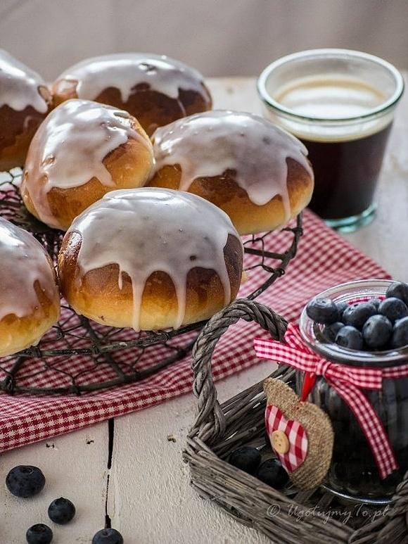 Jagodzianki na drożdżowym cieście z jagodami