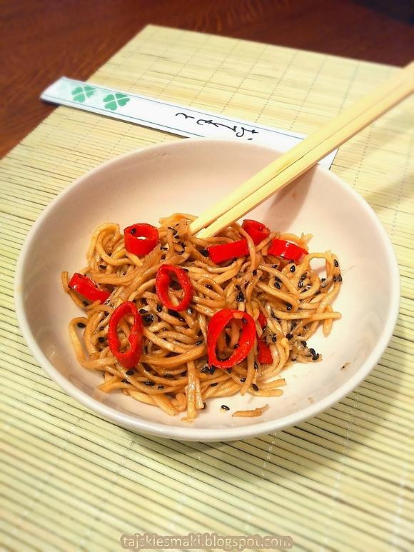 Sezamowe noodle na ostro