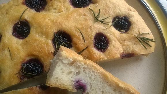 Focaccia z jeżynami rozmarynem i solą morską