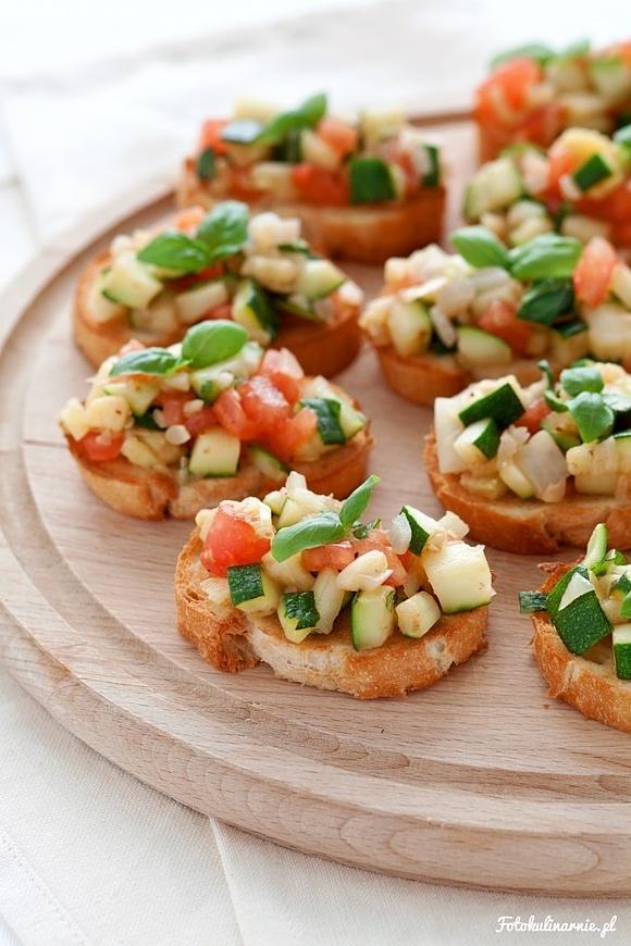 Crostini z cukinią, pomidorem i bazylią