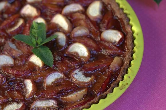 Tarta czekoladowa ze śliwkami i brzoskwiniami