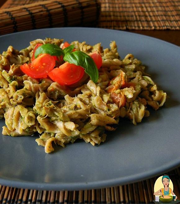 Tuńczyk z makaronem i pesto bazyliowym