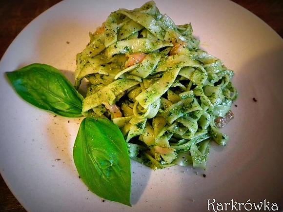 Makaron z domowym pesto z bazylii i łososiem