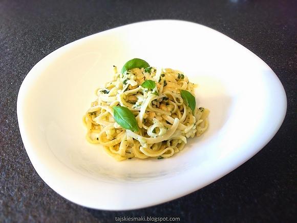 Tagliatelle z bazyliowym pesto i mozzarellą