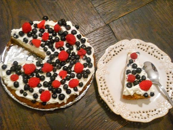 Ciasto kawowe z kremową masą i owocami