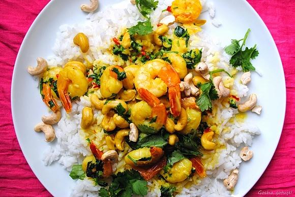 Krewetki curry z mlekiem kokosowym orzechami nerkowca i kolendrą