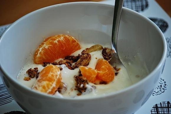 Domowa granola z jogurtem naturalnym