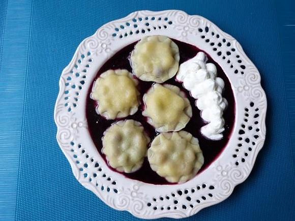 Pierogi z borówkami w kukurydzianym cieście