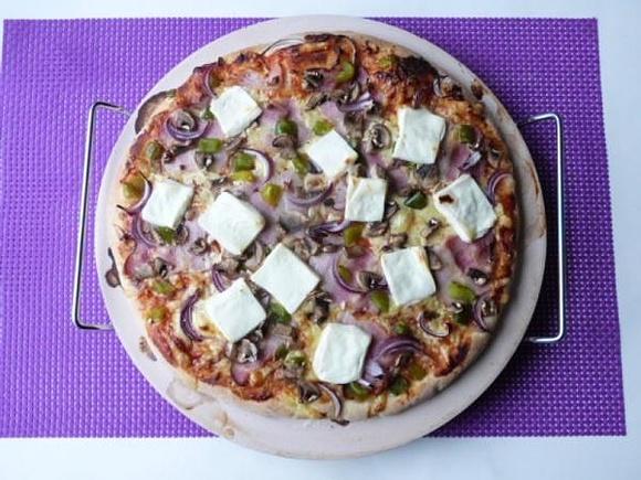 Pizza z boczkiem i serem feta