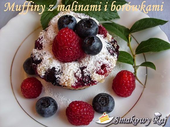 Muffiny drożdżowe z malinami, borówkami i kruszonką
