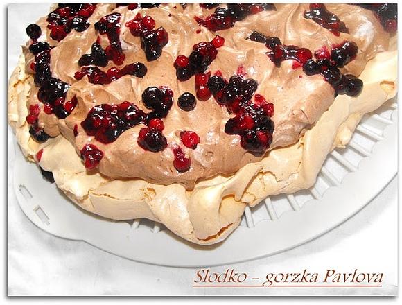 Słodko-gorzka Pavlova z musem czekoladowym i owocami