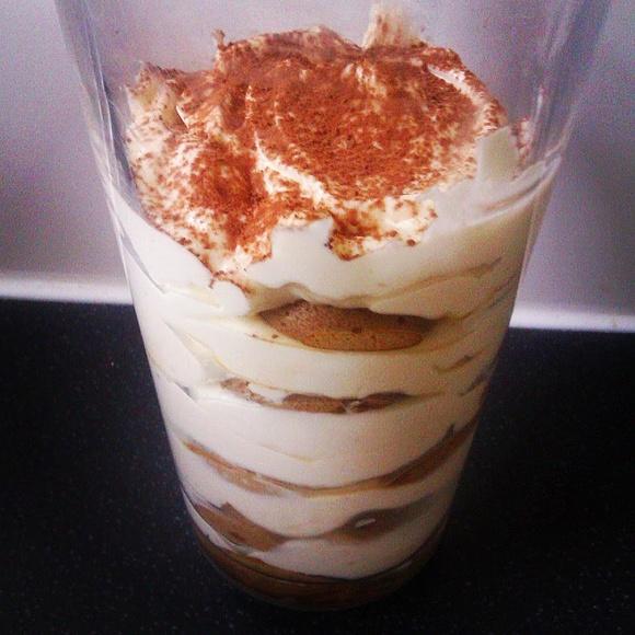 Tiramisu w szklance - deser włoski z kawą i mascarpone