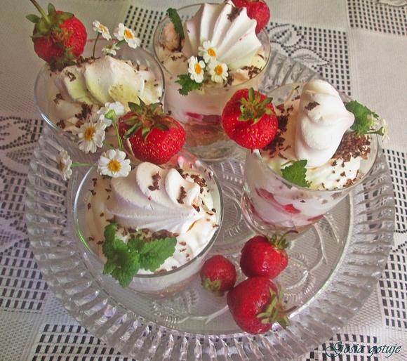 Eton mess deser z truskawkami