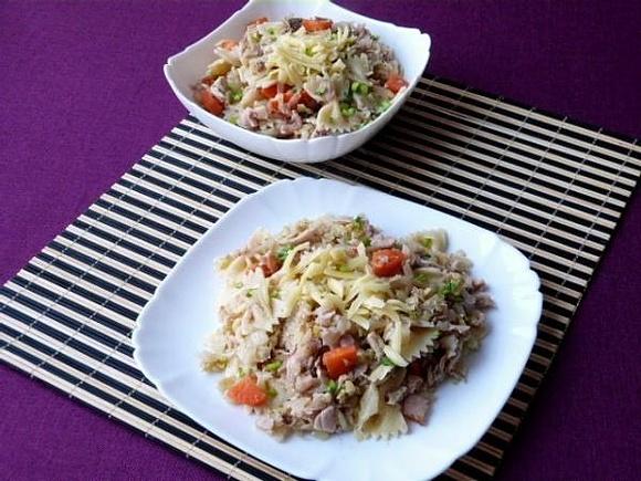 Farfalle z mięsem i warzywami