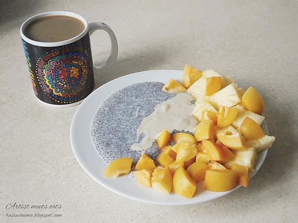 Śniadaniowa chia z ananasem, morelami i tahini