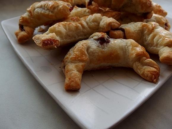 Kruche pierożki z konfiturą truskawkową