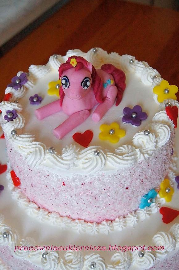 Tort Pinkie Pie z truskawkami i dekoracją z masy cukrowej