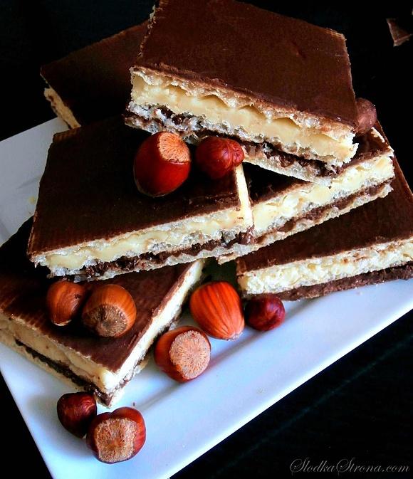 Wafelki z mleczną masą i czekoladowo-nugatowym kremem z orzechami laskowymi