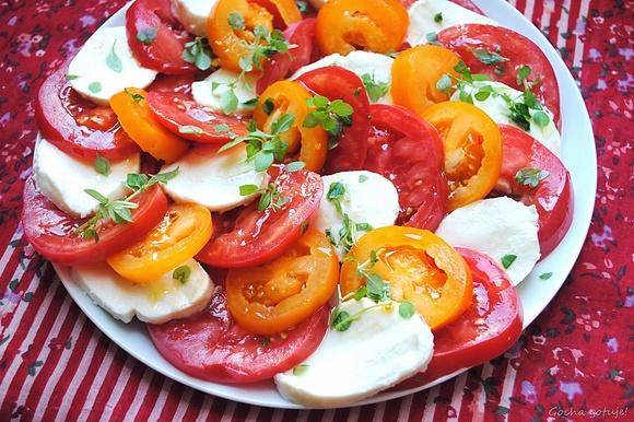 Caprese z pomidorami, mozzarellą i bazylią