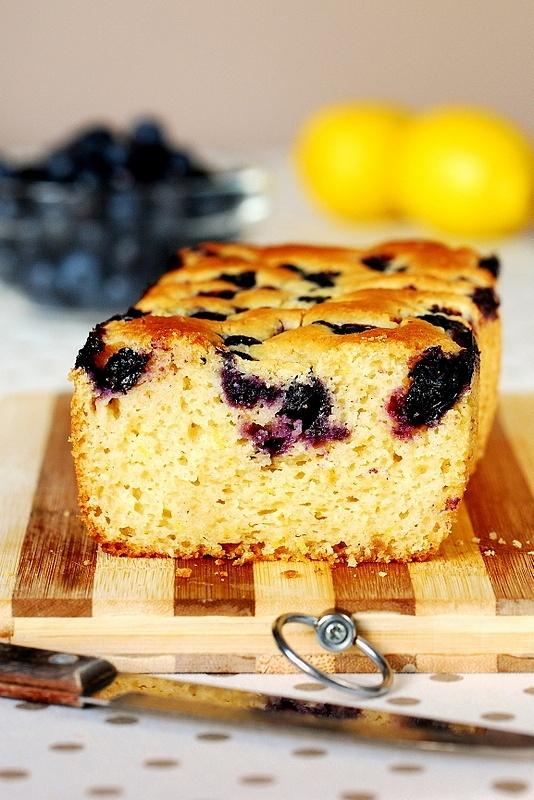 Jogurtowe ciasto cytrynowe z borówkami