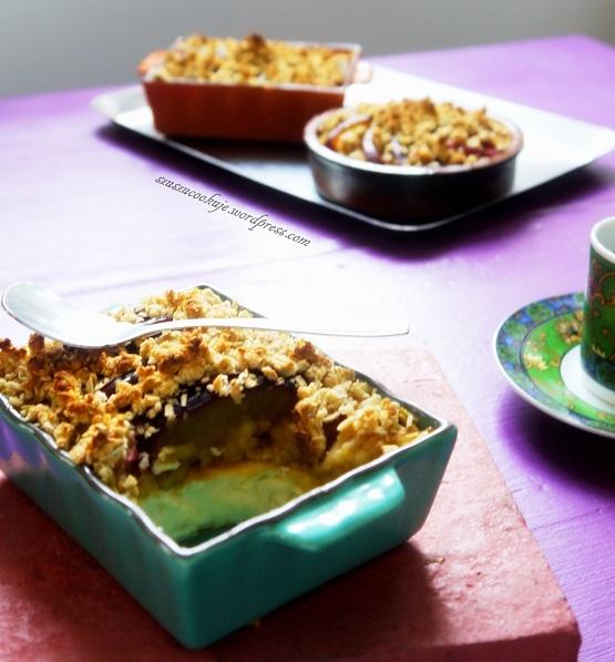 Pudding z jabłkami i śliwkami w karmelu oraz owsianą kruszonką