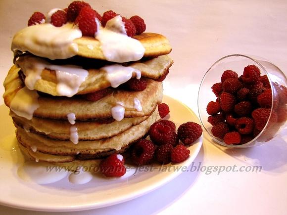 Pancakes z malinami i śmietanką