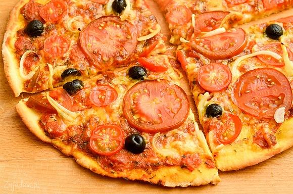 Pizza ze świeżymi pomidorami
