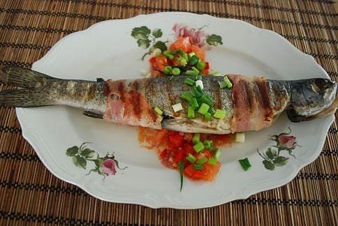 Bazyliowy pstrąg na salsie pomidorowej z jalapeño