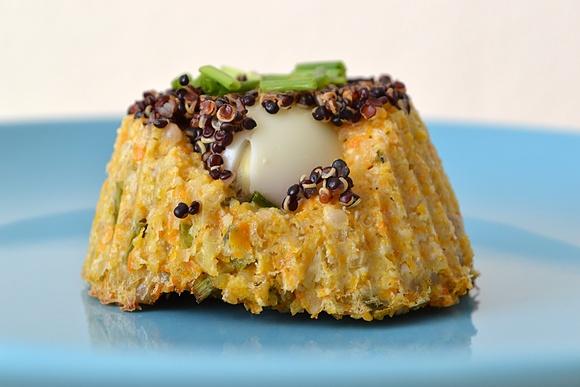 Warzywne babeczki z jajkami przepiórki i quinoa