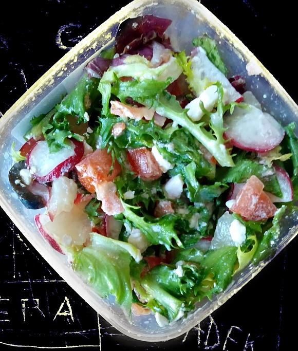 Sałatka z melonem, rzodkiewką i serem feta