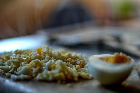 Szybka pasta do kanapek z tuńczykiem, jajkiem i majonezem