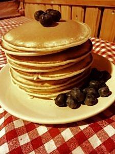 Amerykańskie pancakes na słodko z jagodami i sos jagodowy