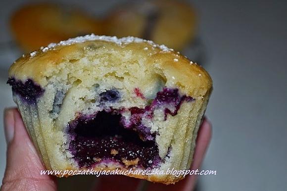 Jagodowe muffinki z borówkami i dżemem