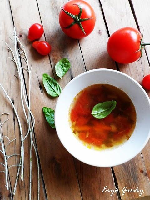 Zupa ze świeżych pomidorów z bazylią i ziołami