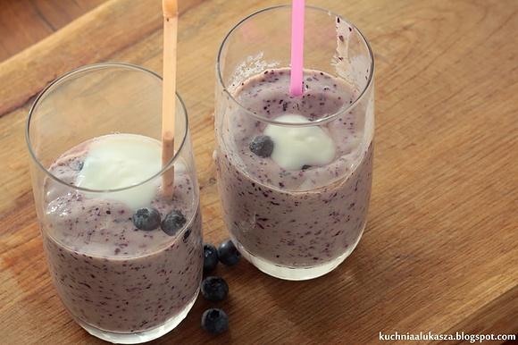 Śniadaniowe smoothie jagodowe