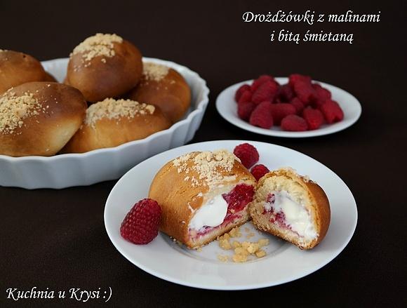 Drożdżówki z malinami i bitą śmietaną
