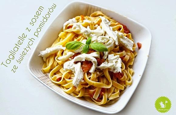 Obiad w 20 minut z makaronem, pomidorami i mozzarellą