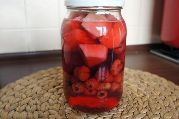 Kompot z malinami jabłkami i czereśniami