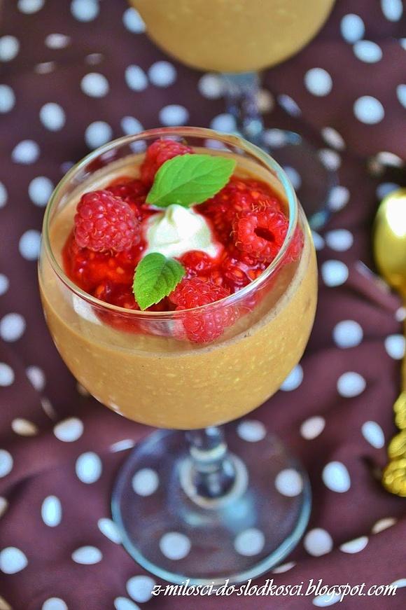 Czekoladowa panna cotta ze świeżymi malinami