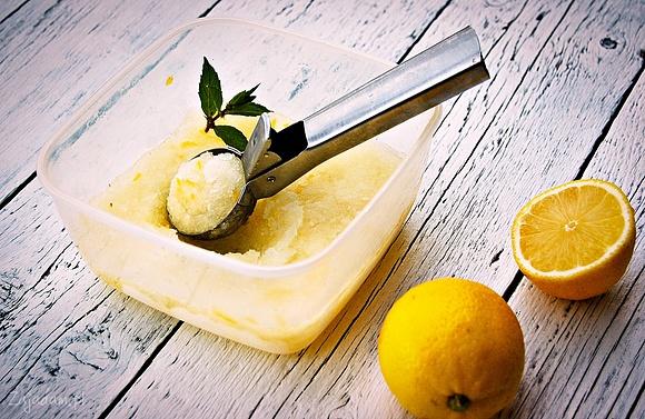 Sorbet cytrynowy - orzeźwiający deser domowy