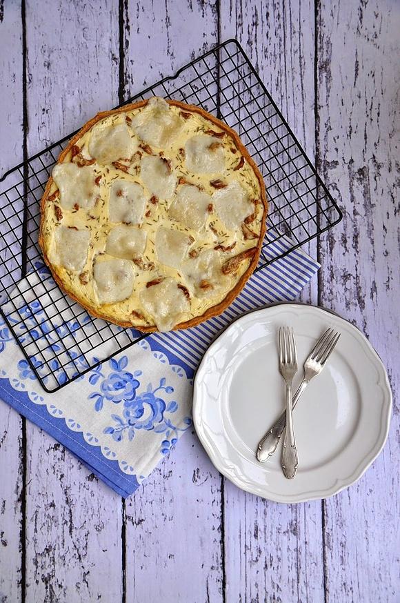 Tarta z kurek na winie z kozim serem i rozmarynem