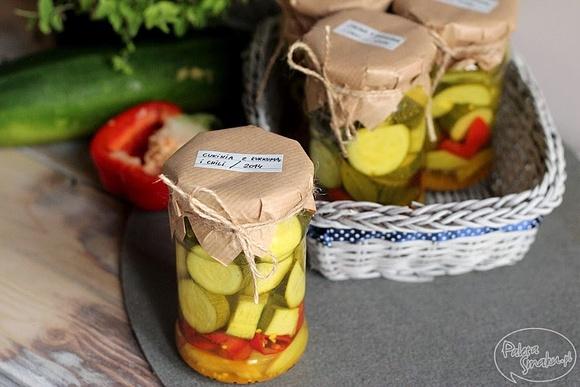 Cukinia z kurkumą i chili w słodko-kwaśnej zalewie