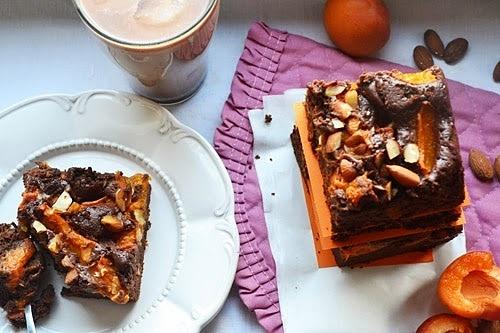 Brownie z morelami i migdałami