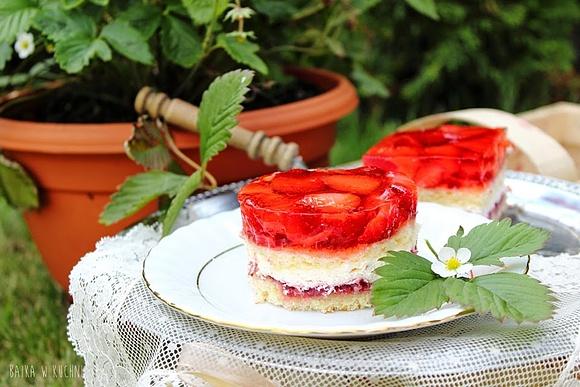Biszkopt z truskawkami i galaretką poziomkową